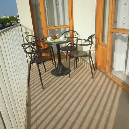 Apartmán Homely 1 Bedroom Flat With Side Sea View