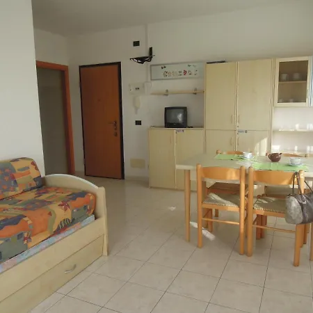 Apartmán Homely 1 Bedroom Flat With Side Sea View