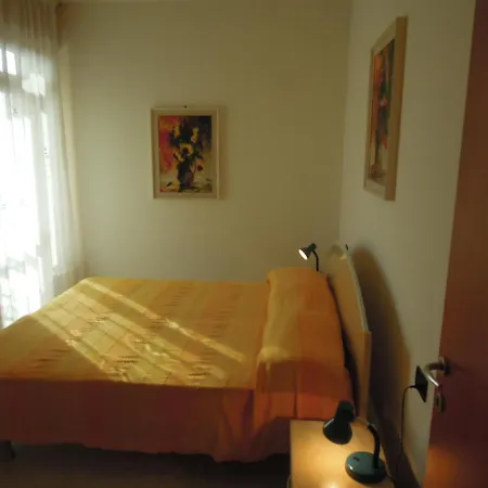 Apartmán Homely 1 Bedroom Flat With Side Sea View *