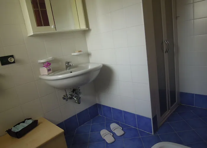 Homely One Bedroom Flat With Side Sea View *