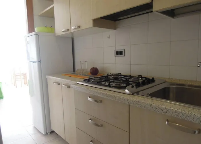 Homely One Bedroom Flat With Side Sea View *