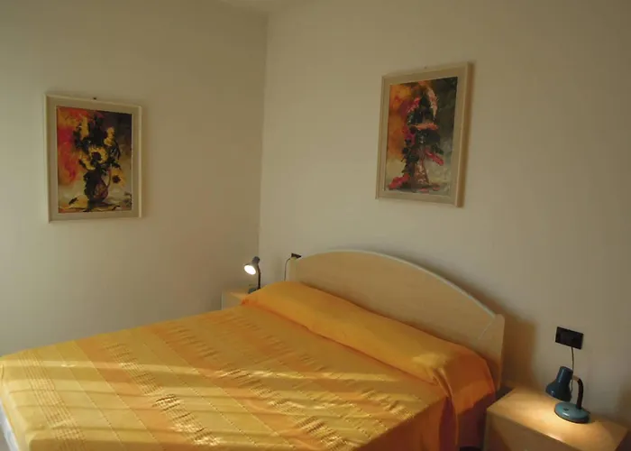 Homely One Bedroom Flat With Side Sea View *