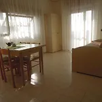 Homely One Bedroom Flat With Side Sea View شقة