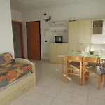 Appartement Homely One Bedroom Flat With Side Sea View