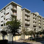 Homely One Bedroom Flat With Side Sea View *