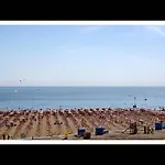 Appartement Homely One Bedroom Flat With Side Sea View *