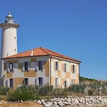 Homely One Bedroom Flat With Side Sea View * ביביונה