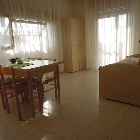 Homely One Bedroom Flat With Side Sea View Appartement
