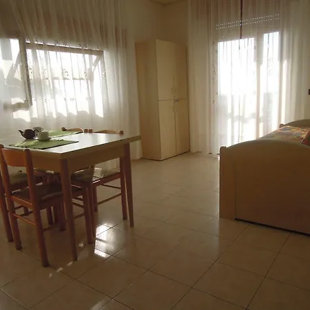 Homely One Bedroom Flat With Side Sea View דירה