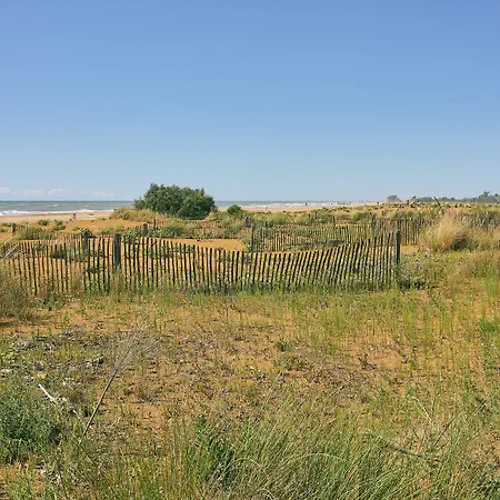 Homely One Bedroom Flat With Side Sea View *