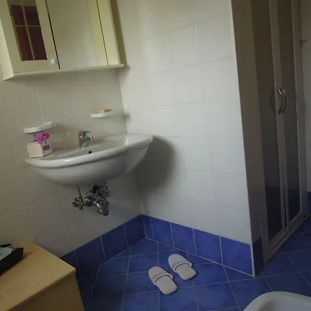 Homely One Bedroom Flat With Side Sea View *