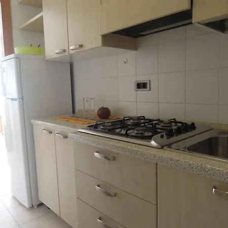 Homely One Bedroom Flat With Side Sea View *