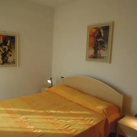 Homely One Bedroom Flat With Side Sea View *