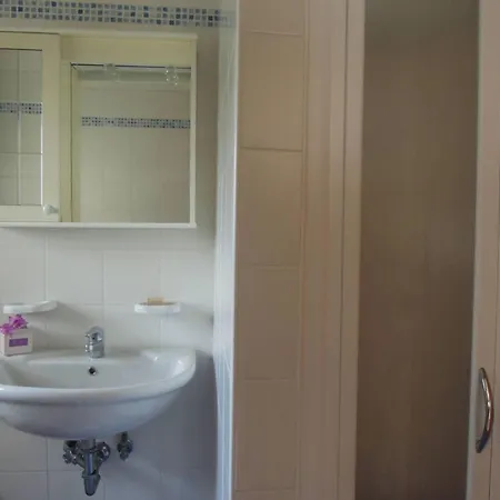 דירה Homely One Bedroom Flat With Side Sea View *