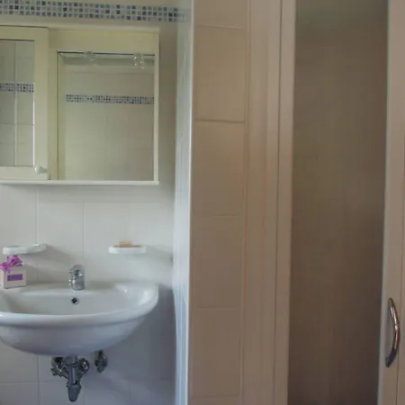 Homely One Bedroom Flat With Side Sea View Appartement
