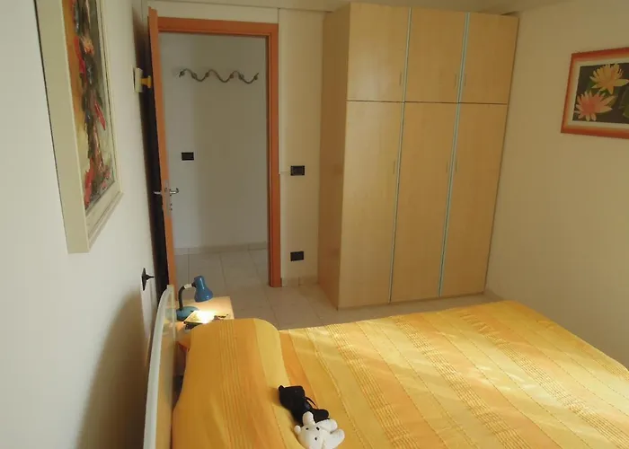 Homely One Bedroom Flat With Side Sea View Appartement