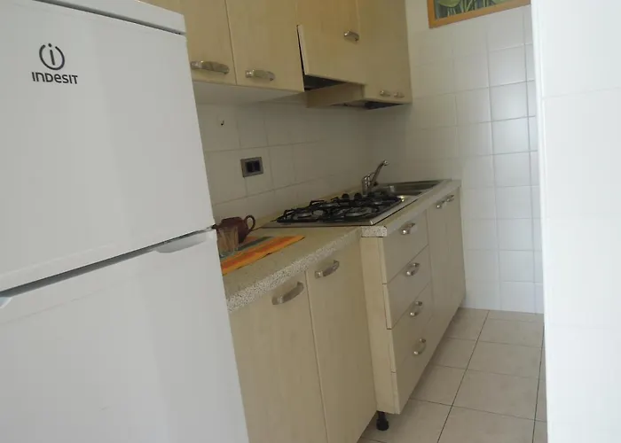 Homely One Bedroom Flat With Side Sea View *