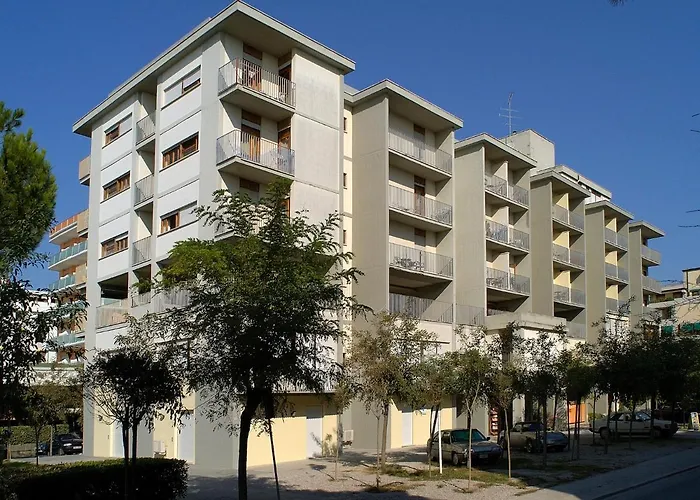 Homely One Bedroom Flat With Side Sea View *