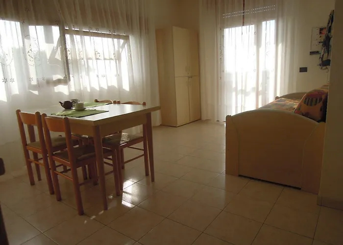 Homely One Bedroom Flat With Side Sea View Appartement